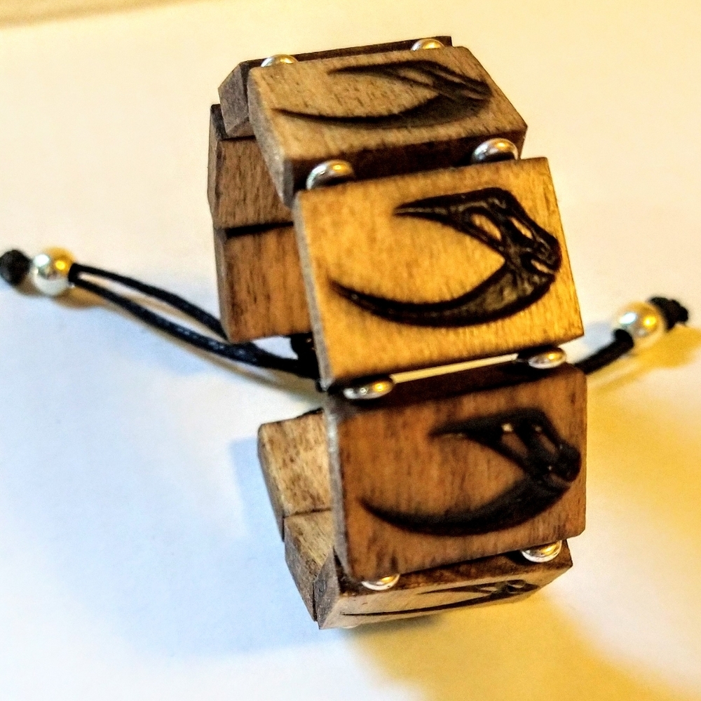 Mud horn crest engraved tile slip cord bracelet